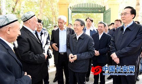 　　9月17日至20日，中共中央政治局委员、中央政法委书记郭声琨在新疆调研。图为郭声琨与当地群众深入交流。