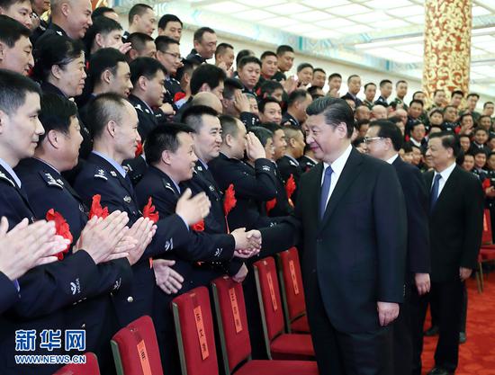 5月19日，全国公安系统英雄模范立功集体表彰大会在北京人民大会堂举行。会前，习近平、李克强、刘云山等会见与会代表。