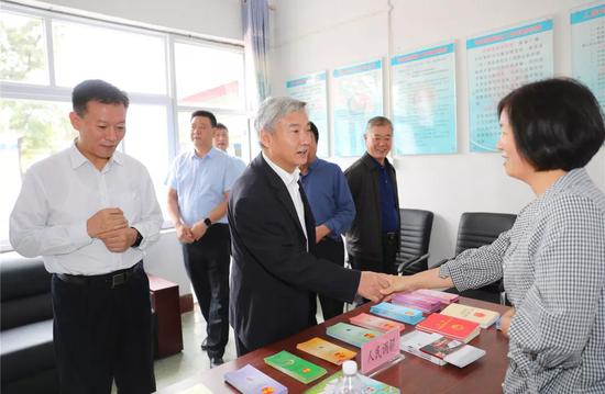 滑动查看