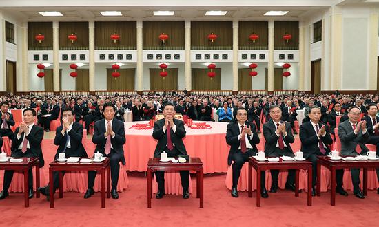 　　2月3日，中共中央、国务院在北京人民大会堂举行2019年春节团拜会。党和国家领导人习近平、李克强、栗战书、汪洋、王沪宁、赵乐际、韩正、王岐山等同首都各界人士欢聚一堂，共迎新春。