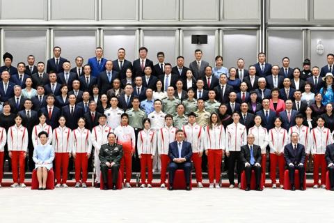 习近平接见全国群众体育先进单位、先进个人代表和全国体育系统先进集体、先进个人代表